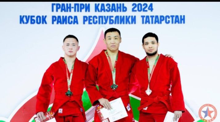 Уроженец села Цаган-Оль Алдар Намсараев стал чемпионом финала Гран-При в городе Казань по боевому самбо!   Очередной этап Международных соревнований «Гран-При» по самбо «Кубок Раиса Республики Татарстан» прошел с 5 по 7 декабря в Казани.   Турнир собрал более 120 сильнейших борцов из России, Белоруссии, Узбекистана, Казахстана, Таджикистана и Кыргызстана.    Поздравляем Алдара с победой!  По информации газеты «Агинская правда»   Читайте нас:   #качествожизни