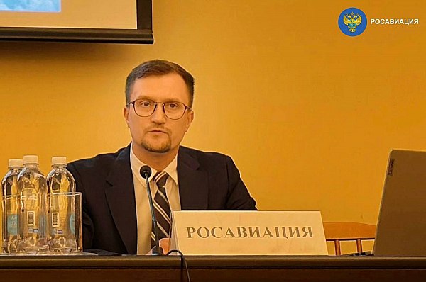 Росавиация: 107 эксплуатантов БАС сертифицированы в России  В России сертифицированы 107 эксплуатантов БАС, развивается система подготовки кадров для беспилотного сегмента гражданской авиации, упрощены процедуры сертификации типа. Об этом рассказал замруководителя Росавиации Андрей Потемкин, курирующий вопросы развития беспилотных авиационных систем, на международной конференции «Беспилотная авиация: состояние, проблемы и перспективы развития», которая прошла в Межгосударственном авиационном комитете  МАК . Об этом сообщает AVIA.RU со ссылкой на данные Росавиации.  Андрей Потемкин также добавил, что для подготовки внешних пилотов вузы закупили учебные беспилотные авиационные системы. Продолжается работа по  установлению нового класса воздушного пространства.  «В перспективе это позволит значительно снизить административные барьеры по доступу беспилотников в единое воздушное пространство», – отметил Андрей Потемкин.  aviaru.net/n284251