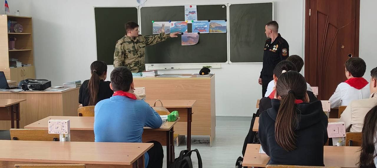 По поручению Главы РСО Алания Сергея Меняйло в 2026 году в образовательных организациях будет введена новая должность советник по военно патриотическому воспитанию Данная инициатива направлена на решение двух важных для республики задач содействие трудоустройству социализации и полноценной интеграции в общественную жизнь ветеранов боевых действий и СВО а также на формирование у школьников и студентов прочных ценностных ориентиров на основе патриотизма и уважения к истории государства Подробнее читайте на нашем сайте alaniagov севернаяосетия алания правительство