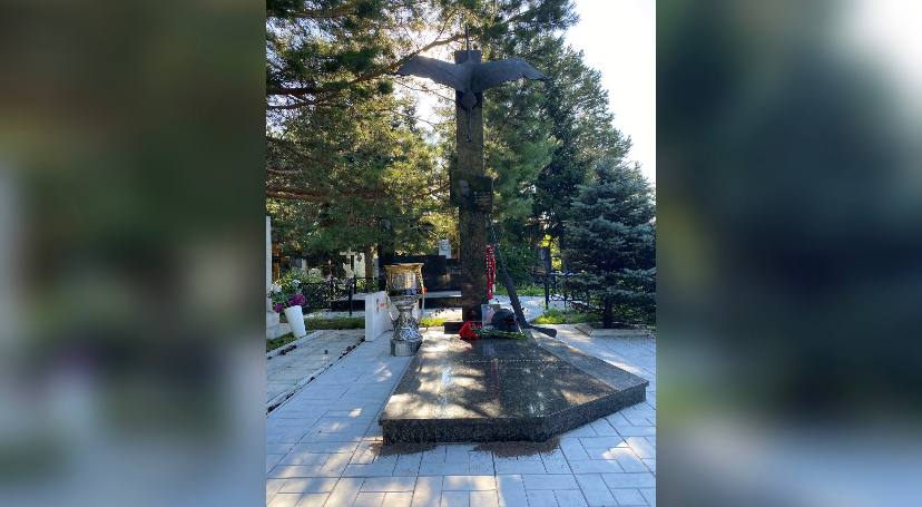 Курьянов привез Кубок Гагарина на могилу легендарного хоккеиста в Омске Бывший генменеджер «Авангарда» Антон Курьянов приехал в Омск с завоеванным в качестве наставника ярославского «Локомотива» главным трофеем Континентальной хоккейной лиги – Кубком Гагарина. Первым пунктом посещения легендой омского хоккея стало Старо-Северное кладбище, где похоронен вратарь Александр Вьюхин. Об этом событии поведал спортивный автор «Чемпионата» Лев Лукин в своем телеграм-канале. – Правильный и красивый жест от Антона Курьянова – Кубок Гагарина на могиле Александра Вьюхина в Омске. Молодой Курьянов застал лучшие годы Вьюхина в «Авангарде» на рубеже веков, а сегодня Антон привез трофей на место упокоения легендарного для омского клуба голкипера. Который был в том самом самолете «Локомотива», разбившемся при взлете из Туношны, – говорится в сообщении.