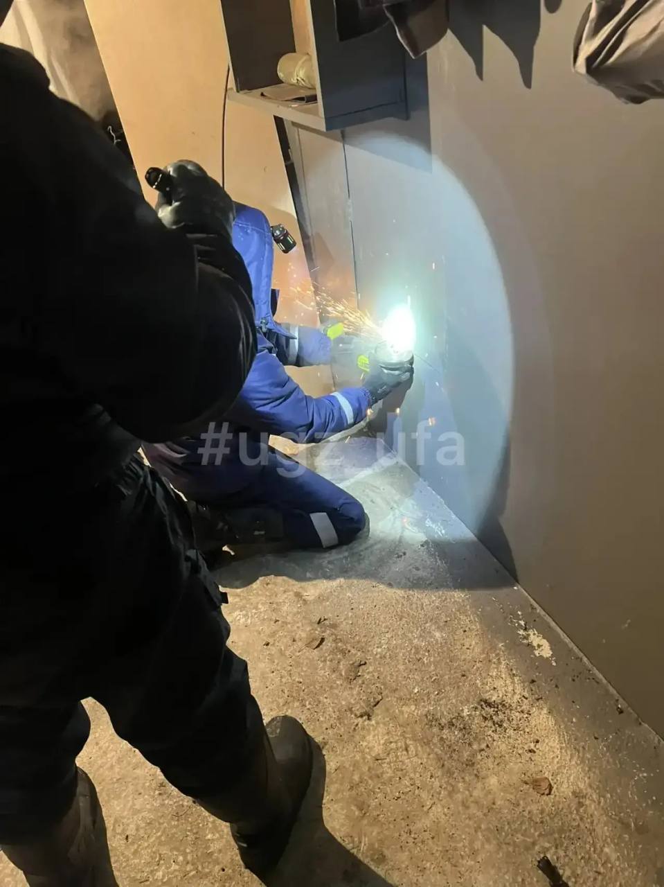 Спасатели освободили трёх щенков Малыши застряли между гаражами и не могли выбраться Температура воздуха опустилась до 27 С Специалисты приезжали два раза сначала не получилось вытащить хвостиков из за конструкции но затем с помощью дополнительного оборудования им удалось распилить преграду и спасти пушистиков Питомцев вернули их хозяйке Благодаря быстрой реакции и помощи очевидцев малыши остались здоровы и невредимы