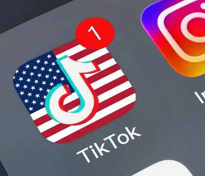 TikTok продали инвесторам из США и Ближнего Востока ByteDance сохранила лишь 20 Видеосервис TikTok официально сменил структуру владения в США Материнская компания ByteDance продала контрольный пакет инвесторам из Соединенных Штатов и Ближнего Востока сохранив лишь 20 в новом юридическом лице Сделка была закрыта в последний момент прямо перед дедлайном администрации Дональда Трампа