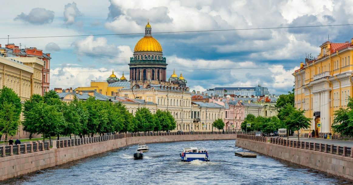 ВТБ выпустил культурный гид по Санкт-Петербургу К стартующему 18 июня ПМЭФ-2025 готовятся все. Так, Русский музей открывает масштабную выставку «Наш авангард», а ВТБ, помимо традиционного участия в форуме, приготовил специальную культурную программу. Банк выпустил аудиогид по центру Питера. В него вошли семь известных культурных локаций, а истории о них озвучили артисты театра и кино Нелли Уварова, Кирилл Пирогов и Ирина Пегова. В аудиогиде — главные музеи, театры и культурные институции города. Так, можно узнать историю «Эрмитажа» с его богатейшей коллекцией западноевропейского искусства и Русского музея, который может похвастаться самым обширным собранием авангарда в мире.