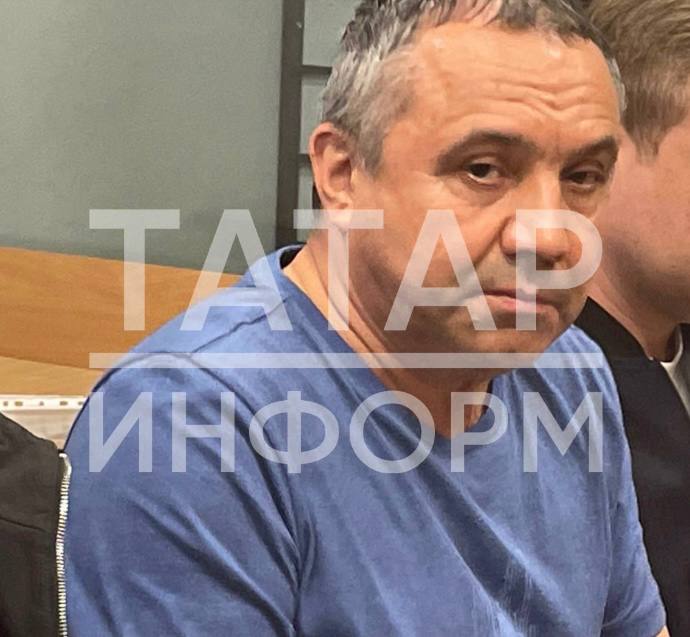 В Казани суд арестовал известного строителя Ильгиза Латыпова по делу о взятке По версии следствия, 63-летний Латыпов подозревается в посредничестве во взятке в особо крупном размере. Оперативные сотрудники задержали его вчера после получения денег, которые он планировал потом передать должностным лицам для взятки. Как сообщил «Татар-информу» собственный источник, Латыпов обещал за деньги помочь незаконно вернуть мобилизованного бойца с СВО. «Более мягкая мера пресечения не может быть избрана. Так как, имея заграничный паспорт, он может скрыться от суда и следствия. В материалах имеется заявление другого подозреваемого о том, что он опасается за свою жизнь из-за Латыпова», – сказал заместитель руководителя 384 военного следственного отдела Михаил Шуравин. Также он отметил, что Латыпов временно работал в органах государственной власти и был топ-менеджером крупной компании, поэтому может воздействовать на свидетелей при помощи связей в МВД. Сам Ильгиз Латыпов попросил о домашнем аресте. Суд постановил избрать Ильгизу Латыпову меру пресечения в виде содержания под стражей сроком на два месяца. Подпишитесь: