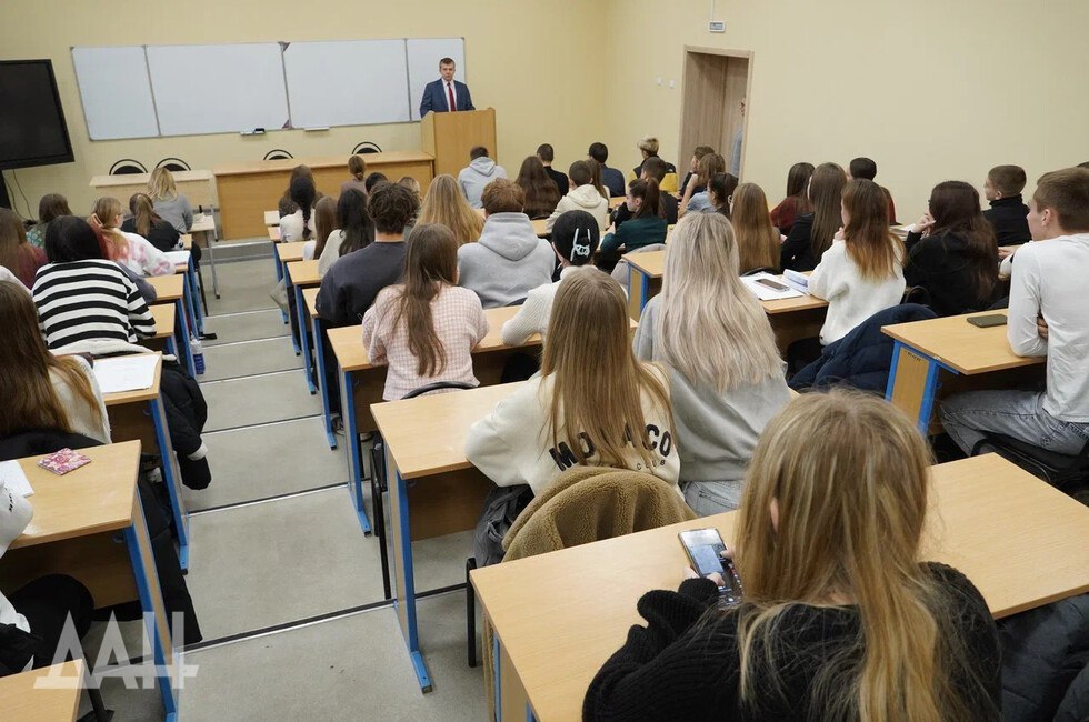 Бюджетных мест в вузах Республики будет больше : Написать нам , ранее их было 8 950. «Список специальностей формируется из реальных потребностей экономики региона, акцент по бюджетным местам сделан на подготовку специалистов инженерно-технических направлений, здравоохранения, педагогики, сельского хозяйства, сферы IT», — сказал Глава ДНР Денис Пушилин на прямом эфире. #молодежь Читать полностью