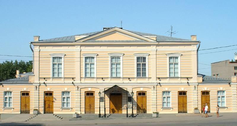 В Таганроге стартовала реконструкция театра им. Чехова Реставрация осуществляется в рамках нацпроекта «Семья». На ремонт выделелили 575 млн рублей. Забавно, что на ремонт Публички закладывали стартовую цену контракта в 2,1 млрд. Работы планируется завершить к 200-летнему юбилею театра. Празднование состоится 2027 году. Напомним, что Таганрогский театр им. Чехова был построен на улице Петровской в 1866 году. Имя знаменитого русского писателя было присвоено театру в 1944 году. В настоящее время театр является объектом культурного наследия регионального значения.