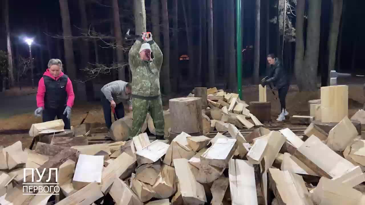 Команда ВоенТВ победила на чемпионате по колке дров с наградой от Президента