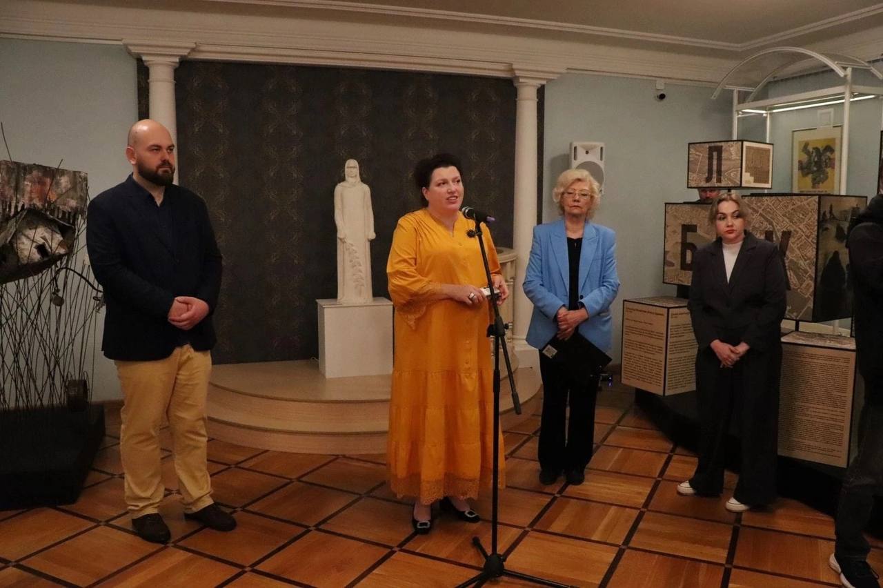 Выставка «Дорога к миру» открылась в Ульяновске!   Экспозицию, подготовленную Государственным музеем истории российской литературы имени В.И. Даля, представили в Историко-мемориальном центре-музее И.А. Гончарова. Этот масштабный проект приурочен к 80-летию Победы в Великой Отечественной войне.    «Дорога к миру» — это настоящая мозаика из литературных произведений, архивных фото, документов и пронзительных воспоминаний писателей-фронтовиков. Каждая из шести инсталляций — это пространственный образ, дополненный фрагментами произведений и биографиями авторов.    Посетить выставку можно до 30 сентября.