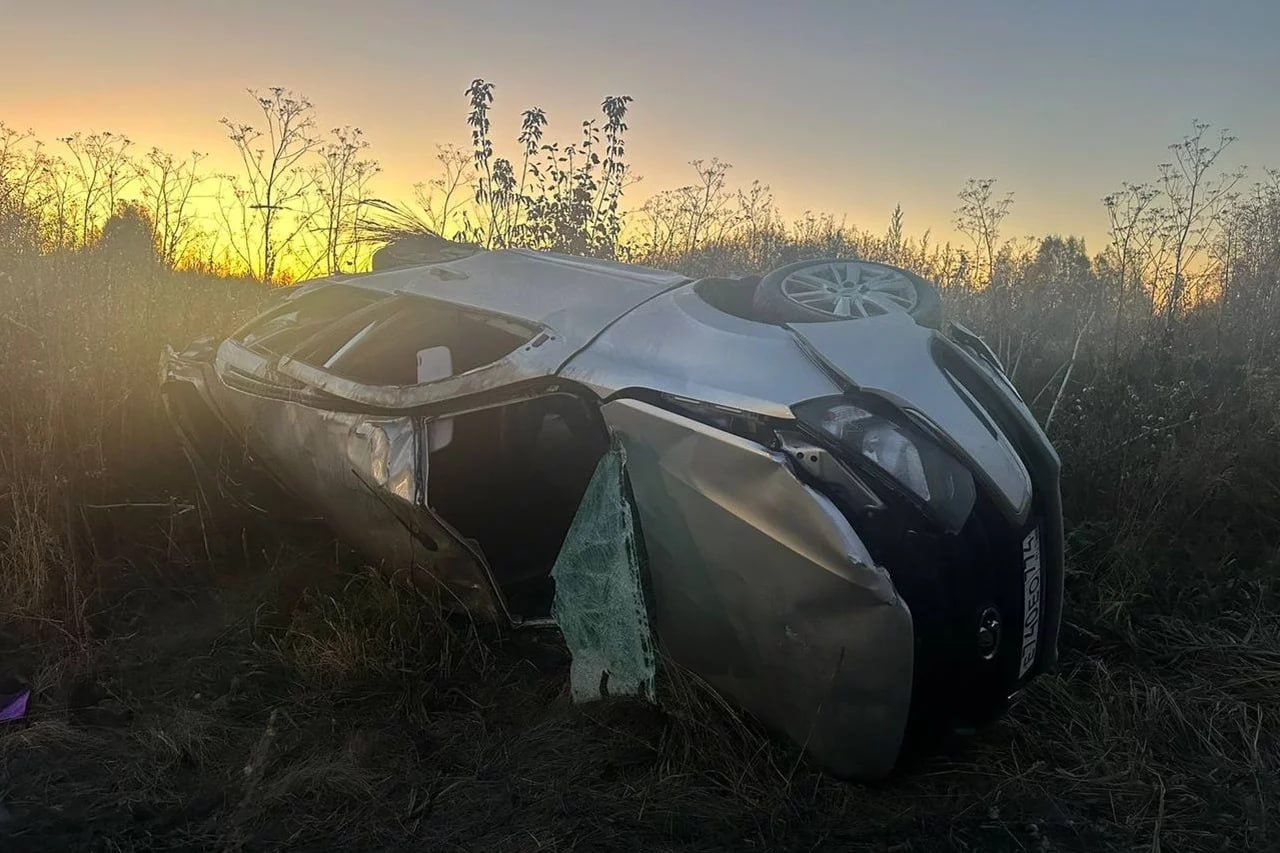 Автомобиль перевернулся на трассе в Челябинской области, водитель погиб   Авария случилась в ночь на субботу, 5 октября, в Кунашакском районе. Около 01:30 на седьмом километре трассы Кунашак — Усть-Багаряк легковой автомобиль "Лада Гранта" при неустановленных обстоятельствах вылетел в кювет и опрокинулся.   На место происшествия оперативно прибыли экстренные службы, в том числе медики, а также сотрудники ДПС. При этом 38-летнего водителя, который получил тяжелые травмы, решили доставить в больницу, однако спасти его не смогли, он скончался в машине "скорой помощи".  "На место выезжала следственно-оперативная группа, установление причин дорожно-транспортного происшествия продолжается", — прокомментировали в Управлении Госавтоинспекции по Челябинской области.   ‍ В ведомстве при этом отметили, что водитель не был пристегнут ремнем безопасности.    Фото: Управление Госавтоинспекции по Челябинской области    Вести Южный Урал   Челябинск