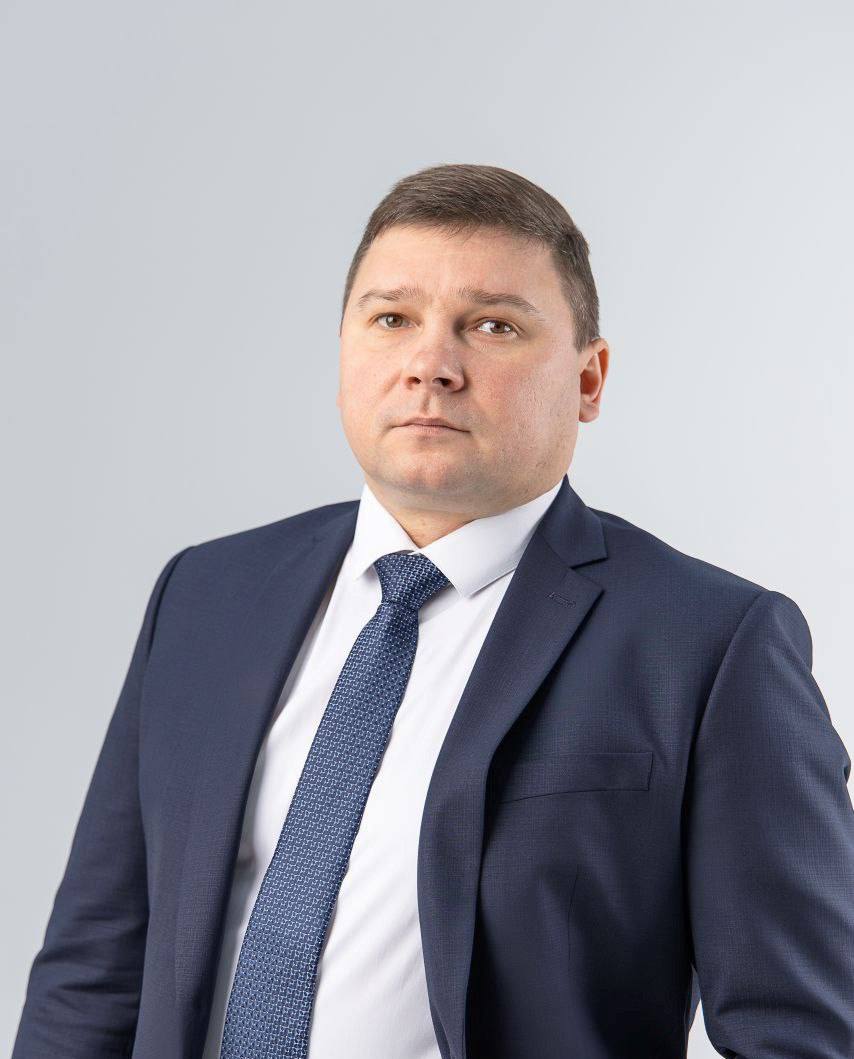 Максим Комиссаров назначен временно исполняющим полномочия главы города Иваново Соответствующий указ подписал губернатор Станислав Воскресенский На внеочередном заседании Ивановской городской Думы принято решение о досрочном прекращении полномочий главы города Александра Шаботинского Максим Комиссаров будет исполнять обязанности до избрания нового главы города и его вступления в должность Кандидатуры на должность главы Иванова в городскую Думу представляет губернатор по итогам предварительного рассмотрения предложений от политических партий Совета муниципальных образований Общественной палаты и Всероссийской ассоциации развития местного самоуправления Со вторника 2 декабря департамент внутренней политики начинает прием предложений по кандидатурам Подать документы можно до 15 января 2026 года