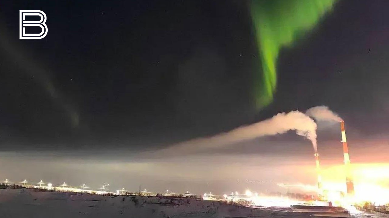 Магнитная буря вызвала сильное северное сияние на Земле Как сообщили в лаборатории солнечной астрономии Института космических исследований РАН нижняя граница сияний доходила до широт около 50 градусов По данным ученых пик этого явления продолжался с 1 до 3 часов и достигал максимального уровня интенсивности Буря стала реакцией на приход к Земле облака плазмы выброшенного в ходе одной из слабых вспышек произошедших в последние несколько суток говорится в сообщении Все самые важные новости Telegram MAX