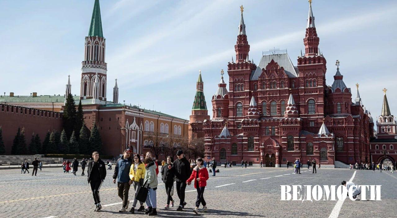 Москва стала самым популярным направлением для внутреннего туризма в России в 2025 году заявил президент Российского союза туриндустрии Илья Уманский В тройку лидеров также вошли Краснодарский край и Санкт Петербург все три региона в сумме концентрируют 51 от внутреннего турпотока Следом в первой десятке расположились Московская область Крым Татарстан Ставропольский край Свердловская область Калининградская область и Нижегородская область Средняя продолжительность поездки в этом году не изменилась 2 3 дня Средняя стоимость одних суток в гостиничном номере составила 8936 рублей и рост средней стоимости составил 7 46 сказал Уманский цитата по РИА Новости Telegram Max