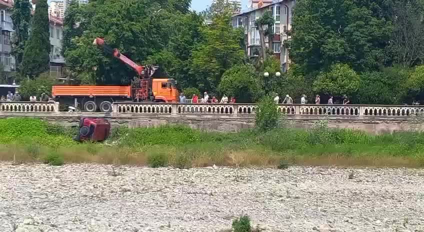 В Сочи внедорожник упал в реку после ДТП