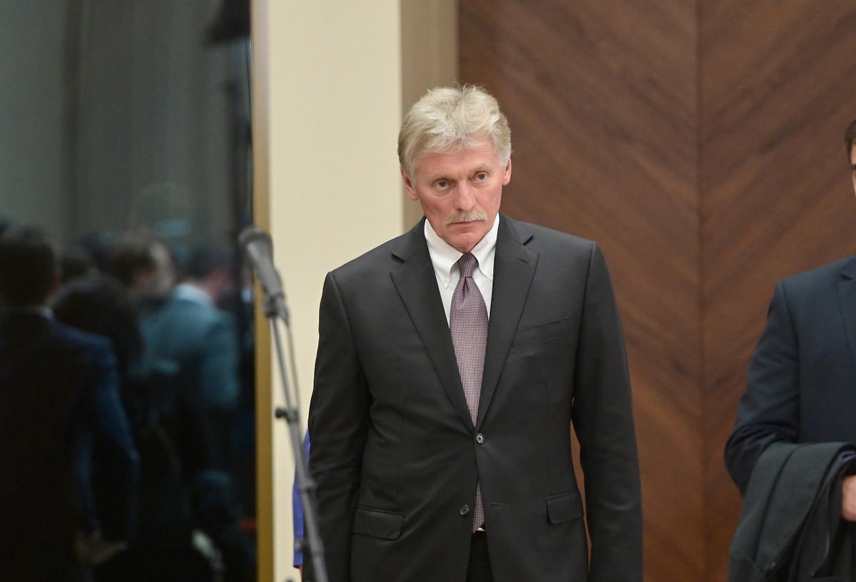 Песков заявил о необходимости гарантий выполнения договорённостей по Украине Россия настаивает на системе гарантий по украинскому урегулированию чтобы Киев не смог саботировать возможные договорённости Об этом заявил пресс секретарь президента РФ Дмитрий Песков журналисту ВГТРК Павлу Зарубину Нас это не устроит сказал Песков отвечая на вопрос о том устроит ли Москву ситуация при которой киевский режим подпишет договорённости а затем начнёт их саботировать Представитель Кремля подчеркнул что Россия не готова повторять сценарий минских соглашений когда достигнутые договорённости не выполнялись По его словам необходима чёткая система гарантий не только безопасности но и реального исполнения принятых обязательств Песков также отметил что в этом вопросе важную роль играет позиция США Он подчеркнул что Москва оценивает её как решительную реалистичную и прагматичную Геополитика