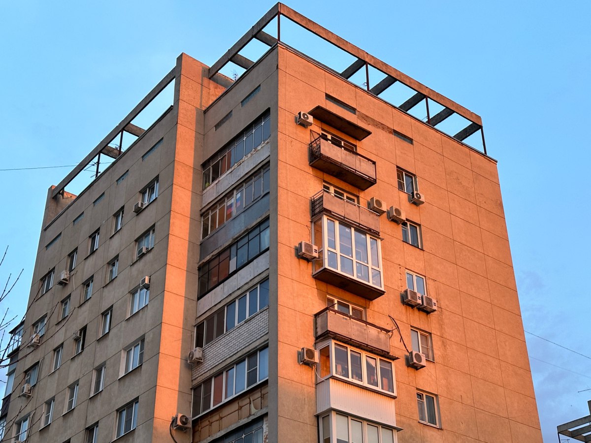 В Ставрополе зафиксировали снижение средней площади покупаемых новостроек  Средняя площадь квартиры, приобретаемой в новостройке Ставрополя, сократилась на 1,2 кв. метров за год и составила 55,5 кв. метров.  Всего было проанализировано 40 локаций  в том числе города с населением от 500 тысяч человек , эксперты посчитали площади квартир в сделках на первичном рынке с января 2024 года по июнь 2025-го.  #Стройка