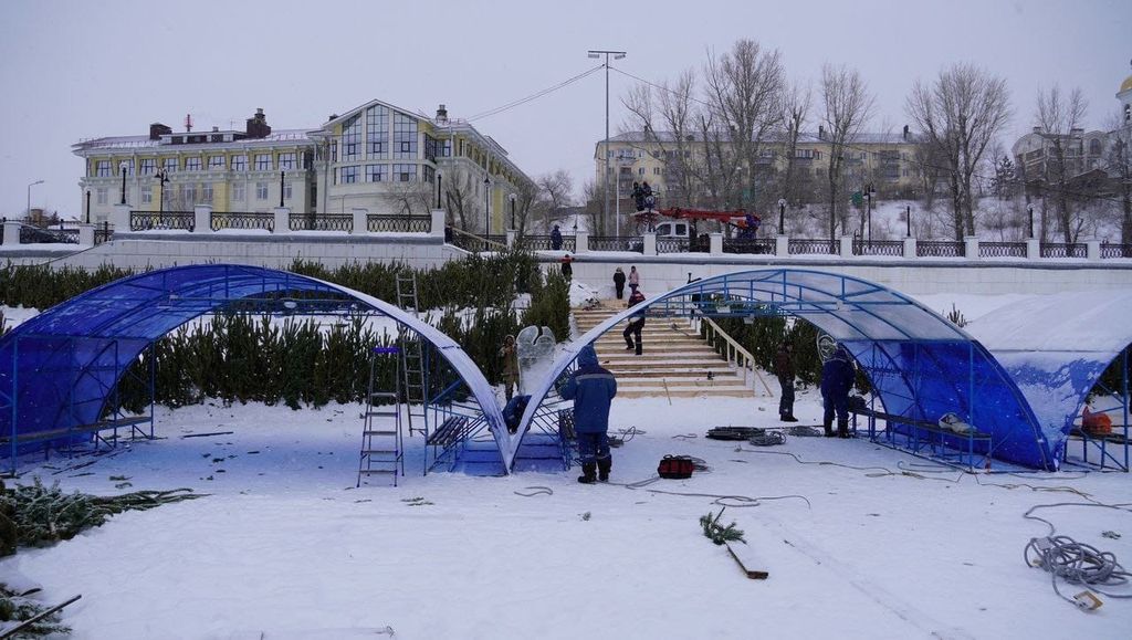 В этом году в Оренбурге могут не состояться Крещенские купания.   19 января православные отмечают Крещение Господне, и традиционно жители области совершают омовение в проруби.   В прошлом году было оборудовано 38 официальных купелей, но в этом году работы по их обустройству в областном центре еще не начались, вероятно, из-за ремонта набережной после паводка.   В администрации города сообщили, что вопрос обсуждается, одной из причин задержки является теплая погода — река Урал еще не покрылась льдом.