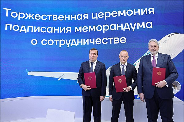 ОАК S7 Airlines и ГТЛК подписали меморандум о поставке 100 самолетов Ту 214 Объединенная авиастроительная корпорация входит в Госкорпорацию Ростех S7 Group и Государственная транспортная лизинговая компания ГТЛК в рамках выставки инфраструктуры гражданской авиации NAIS 2026 подписали трехсторонний меморандум о сотрудничестве Документ развивает договоренности 2024 года и подтверждает намерение сторон по поставке 100 среднемагистральных самолетов Ту 214 включая воздушные суда с расширенными эксплуатационными характеристиками адаптированными под модель использования авиакомпании S7 Airlines Об этом сообщает AVIA RU В соответствии с документом до конца 2026 года стороны планируют подписать соглашения определяющие сроки объемы и другие существенные условия сделки Начало поставок серийных самолетов должно стартовать с 2029 года aviaru net n292148