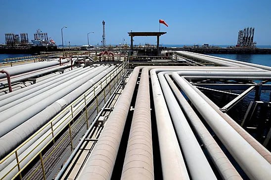 В апреле 2025 года доходы Саудовской Аравии от экспорта нефти упали до минимального за почти четыре года уровня из-за снижения стоимости углеводорода. Об этом сообщает Bloomberg со ссылкой на статистическое ведомство королевства. Оказалось, что выручка от продажи сырой нефти и нефтепродуктов упала до 16,5 миллиарда долларов. Это примерно на 21 процент меньше в годовом исчислении и на семь процентов меньше, чем в марте. Как отметило агентство, цены обрушились в апреле, а эталонная нефть марки Brent упала до четырехлетнего минимума после того, как президент США Дональд Трамп представил мировые торговые пошлины. Через несколько часов после этого решения ОПЕК+ шокировала трейдеров заявлением об ускорении добычи нефти. Таким образом, рынки получили двойной удар.