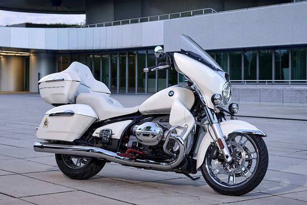Мотоцикл Папы Римского Льва XIV продали в Мюнхене Как сообщил аукционный дом RM Sotheby s BMW R 18 Transcontinental 2024 года выпуска ушел с молотка за 156 тысяч евро Организаторы торгов на странице лота уточнили что мотоцикл был подарен Папе Римскому Льву XIV в сентябре 2025 года при этом понтифик оставил автограф на топливном баке BMW Сама модель была изготовлена по индивидуальному заказу Вырученные средства будут переданы Missio Austria возглавляемой Папой Римским благотворительной организации которая планирует оказывать помощь детям Мадагаскара отметили в RM Sotheby s