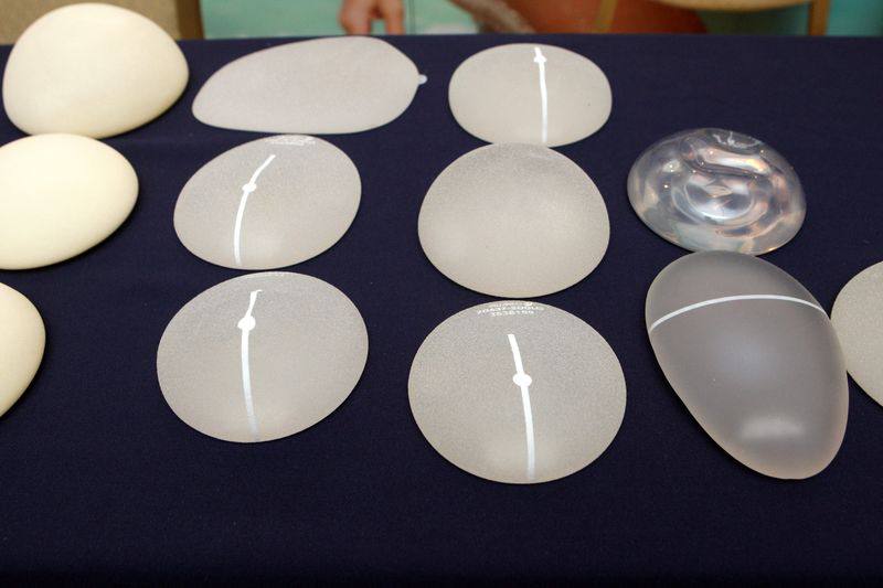 Кластер по производству силиконовых имплантов появится в Нижнем Новгороде Сегодня 8 декабря в Москве прошел 14 й Национальный конгресс им Милонова Пластическая хирургия эстетическая медицина и косметология Эксперты обсудили новые импортозамещающие решения которые планируют внедрить в ближайшие годы В частности в конце ноябре в России зарегистрировали первый отечественный имплант из силикона для увеличения груди Кластер для их массового производства планируют построить в Нижнем Новгороде к 2028 году Предварительно мощность завода составит до 45 тысяч имплантов в год bisrub