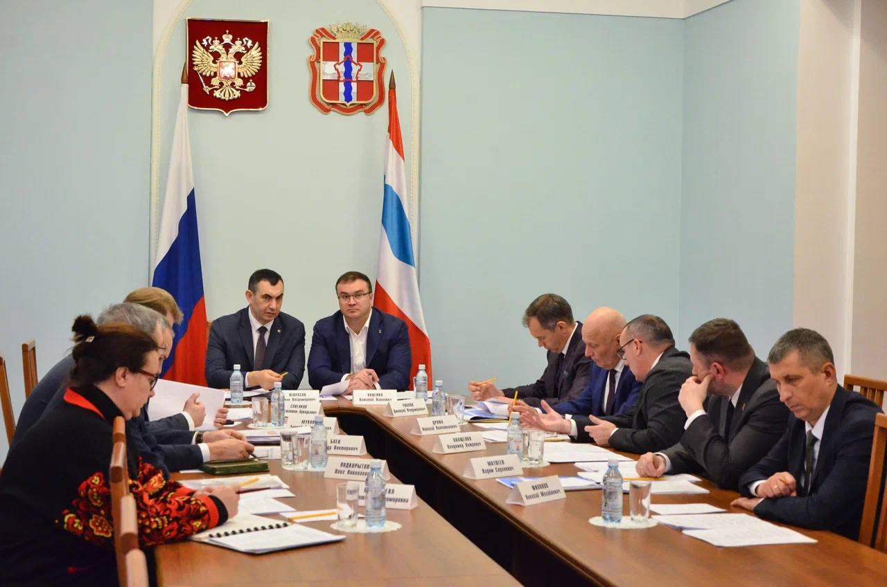 У нас в регионе сегодня работает заместитель Министра сельского хозяйства России Роман Владимирович Некрасов Провели рабочее совещание по развитию животноводства в Омской области Мы активно поддерживаем инвестиционные проекты в сфере животноводства У нас таких сейчас реализуется несколько это и крупные молочно товарные фермы в Марьяновском и Любинском районах и птицефабрика Сибирская и другие Кроме того обсудили успехи наших аграриев которые несмотря на все трудности в этом году собрали достойный урожай Минсельхоз России выразил готовность поддержать наши инициативы Виталий Хоценко в МАХ