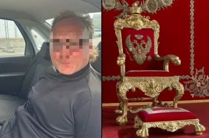 В Эрмитаже 46 летний предприниматель захватил Большой императорский трон и толкнул речь Посетитель музея зашёл за верёвочное ограждение и уселся на трон Когда охрана пыталась его оттуда стащить он достал ножи и начал угрожать Дебошира задержали совместно с прибывшими на вызов росгвардейцами Те уточнили что мужчина попытался оказать сопротивление На троне мужчина зачитывал бумаги и говорил о взятках кредитах и разорении К Наполеону его Подписаться на truekpru Читать нас в MAX