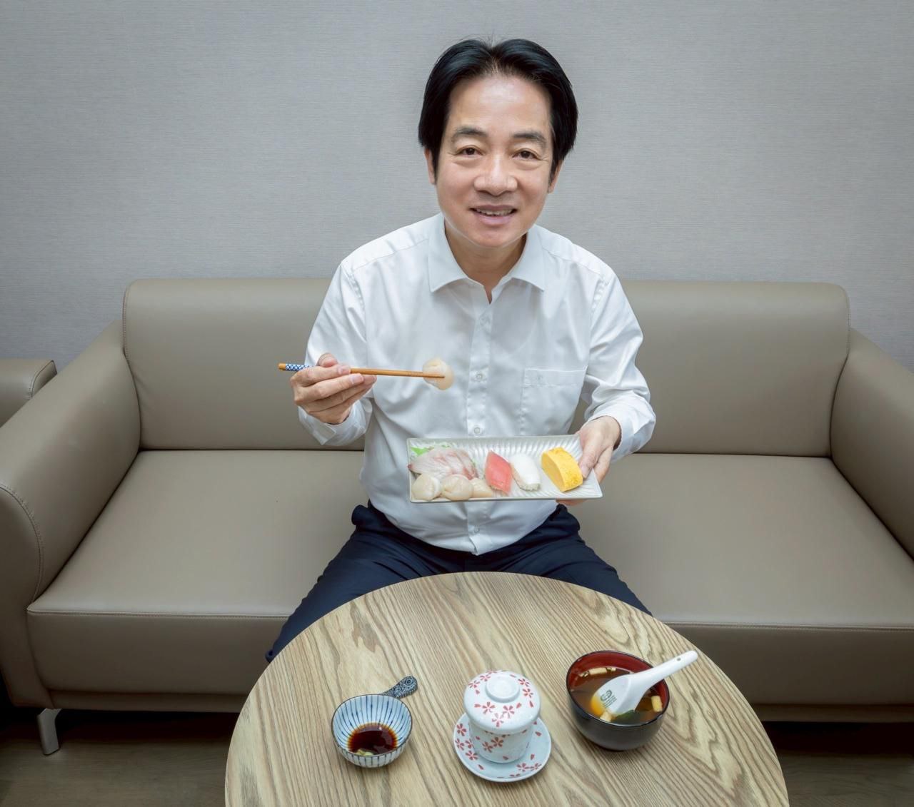 Президент Тайваня выразил поддержку Японии в споре с Китаем пообедав суши Фотографию Лай Цзин дэ опубликовал на своих страницах в соцсетях на китайском и японском языках Сегодня на обед суши и суп мисо написал он Напряженность в отношениях между Японией и КНР возникла после того как новый премьер министр Японии Санаэ Такаити заявила о возможном военном ответе в случае нападения Китая на Тайвань По оценке Такаити захват острова Пекином угрожает существованию Японии X ChingteLai Подпишитесь на Ведомости