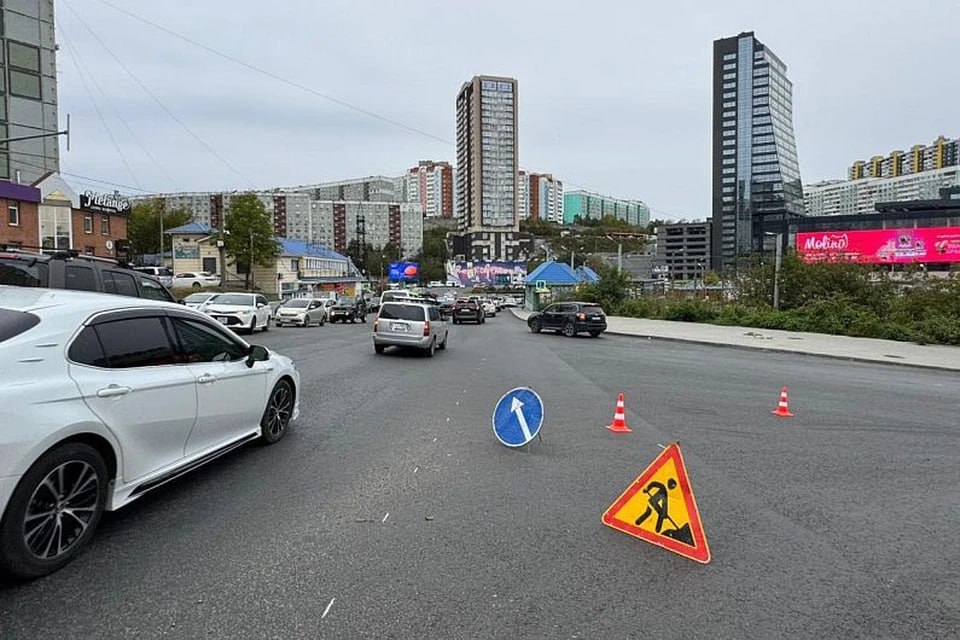 Во Владивостоке на оживлённом перекрёстке улиц Жигура Тобольской и Аллилуева начался монтаж нового светофора Работы ведутся в рамках национального проекта Инфраструктура для жизни Завершение работ планируется до конца текущего месяца В рамках того же нацпроекта во Владивостоке ведутся работы на пересечении Новороссийской и Басаргина а также на участке дороги от Адмирала Горшкова до Анны Щетининой   Подпишись на kpdvru Мы в MAX