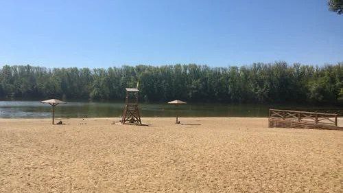Этим летом в Орске будет один официальный пляж В этом году официальным местом для купания в Орске станет пляж на озере Песчаное в парке Строителей. Здесь активно готовятся к открытию сезона: в лабораторию отправили пробы воды, дно обследовали и очистили, также сюда завезли песок, территорию обработали от клещей и комаров. Спасатели будут дежурить на пляже с 1 июня. Что касается детского пляжа, то, как сообщает глава Орска, его благоустройство завершили в 2023 году, однако, мощнейший паводок уничтожил все усилия: стихия исковеркала и снесла большинство конструкций. Там, где раньше была отмель, появились опасные промоины глубиной более 4 метров. «Урал — это федеральная собственность, поэтому просто засыпать провалы на дне реки не получится. Подобные вопросы необходимо согласовывать с федеральными структурами. Сейчас определяем шаги, которые сможем сделать в рамках своих полномочий для решения данной задачи», - отметил Артем Воробьев.