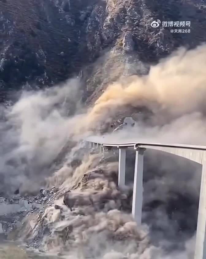 Частичное обрушение моста в Сычуани из-за оползня