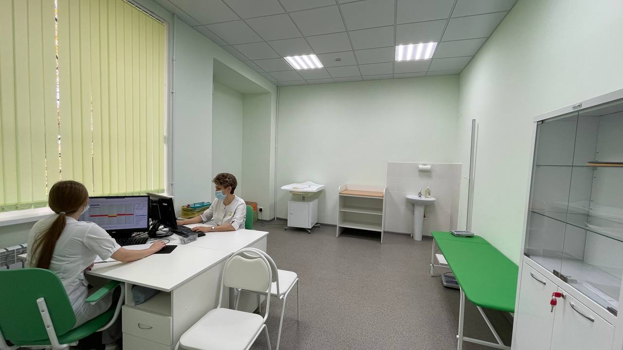 В праздничные дни медучреждения Волгоградской области перейдут на особый режим работы Во время праздничных и выходных дней медицинская помощь жителям региона будет доступна в полном объеме: больницы, поликлиники и экстренные службы Волгоградской области переходят на особый режим работы. С 11 по 16 июня будет организована ежедневная работа кабинетов и отделений неотложной помощи, а также отделений для оказания помощи больным с инфекционными заболеваниями. Так в Волгограде и Волжском работа будет осуществляться с 8:00 до 15:00, а в районах области — с 8-00 до 12-00. Травматологические пункты и службы скорой помощи продолжат функционировать круглосуточно. Сотрудники колл-центров поликлиник примут звонки согласно установленному расписанию и будут постоянно поддерживать связь с региональным центром «Служба 122». Для удобства граждан работа центров организована ежедневно с 8:00 до 16:30. Стационарные учреждения обеспечили достаточный запас медикаментов, в соответствии с потребностью будет обеспечен необходимый объем лабораторных исследований. Медицинская помощь детскому населению будет организована бесперебойно, информация о графиках размещена на официальных ресурсах медицинских организаций. Медицинская помощь будет предоставляться как в амбулаториях, так и на дому. Особое внимание будет уделено оказанию медицинской помощи в амбулаторных условиях, в том числе на дому, участникам и инвалидам Великой Отечественной войны, инвалидам по заболеванию и маломобильным пациентам, пациентам с инфекционными заболеваниями и членам семей мобилизованных граждан, а также детям первого года жизни, детям-инвалидам, детям из семей, находящимся в социально-опасном положении и трудной жизненной ситуации. Выписка льготных рецептов, а также листков нетрудоспособности будет производиться в соответствии с графиком работы медицинских организаций. В целях безопасности количество действующих въездов на территорию и входов в помещения и корпуса медицинских организаций будет ограничено. Подпишись, здесь интересно #облздрав34
