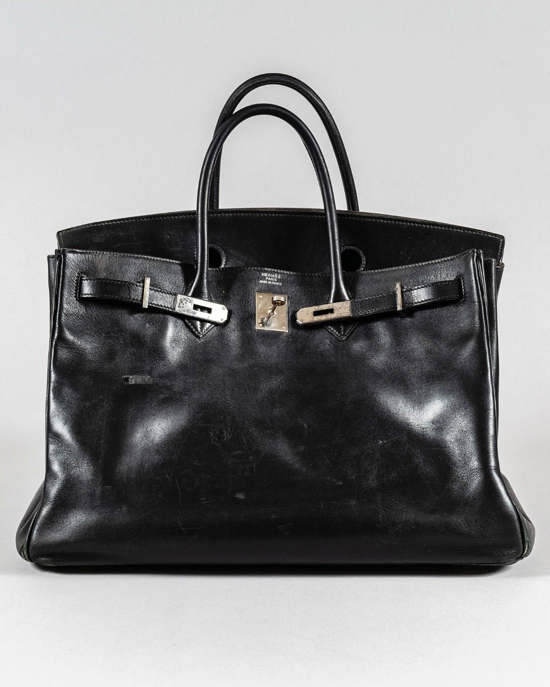 Летом оригинальная Birkin созданная специально для Джейн Биркин и названная в её честь ушла японскому коллекционеру за более чем 10 миллионов долларов став самой дорогой сумкой в истории Теперь внимание привлекла Birkin 40 из чёрной Box кожи подаренной Джейн самим Hermès и сопровождавшей её с 2003 по 2007 год Её называют Le Birkin Voyageur путешественница На внутренней стороне сумки Джейн оставила надпись Mon Birkin bag qui m a accompagné dans le monde entier Моя Birkin которая сопровождала меня по всему миру Этот лот станет частью декабрьских торгов Sotheby s в Абу Даби со стартовой оценкой от 240 до 440 тысяч долларов