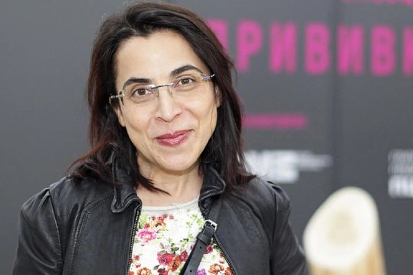 Бывшую главу музея PERMM объявили в розыск по делу об «оскорблении чувств верующих»  Дзержинский районный суд Перми заочно арестовал бывшего директора музея современного искусства PERMM Наилю Аллахвердиеву по обвинению в «оскорблении чувств верующих» и объявил её в межгосударственный розыск.  По версии следствия, она допустила к экспозиции произведения, которые якобы «могли задеть религиозные чувства». Уголовное дело возбудили весной 2023 года, обвинение по статье 148 УК РФ предъявлено заочно.   Наиля Аллахвердиева уволилась из музея PERMM в декабре 2024 года после обысков по делу галериста Марата Гельмана . В марте 2025 года на неё возбудили уголовное дело об «оскорблении чувств верующих», а в мае пермская прокуратура добилась изменения формулировки увольнения: вместо увольнения по собственному желанию Аллахвердиева теперь официально уволена «в связи с утратой доверия».    — Признан властями РФ иноагентом, Росфинмониторингом включен в перечень «террористов и экстремистов».   #пермь  Подписаться   Помочь RusNews
