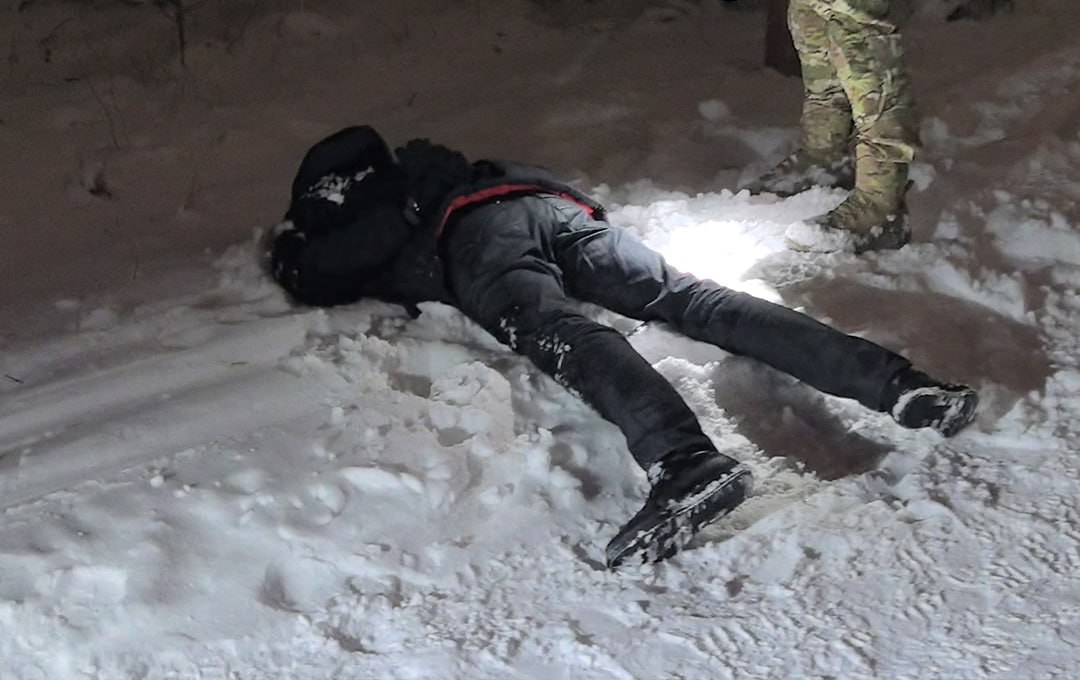 Задержан потенциальный террорист с самодельными взрывными устройствами В минувшие выходные в Екатеринбурге полицейские провели грамотную операцию которая предотвратила возможный теракт При плановом патрулировании территории прилегающей к Уральскому юридическому институту МВД России правоохранители задержали 22 летнего гражданина Во время осмотра личных вещей задержанного в его рюкзаке обнаружено три самодельных взрывных устройства На место происшествия оперативно прибыли дополнительные сотрудники правоохранительных органов Их скоординированные действия позволили пресечь потенциальную угрозу на ранней стадии В отношении гражданина возбуждено уголовное дело по ч 3 ст 30 п а ч 1 ст 205 УК РФ покушение на террористический акт Школьники поджигали локомотивы за деньги киевских кураторов urallive