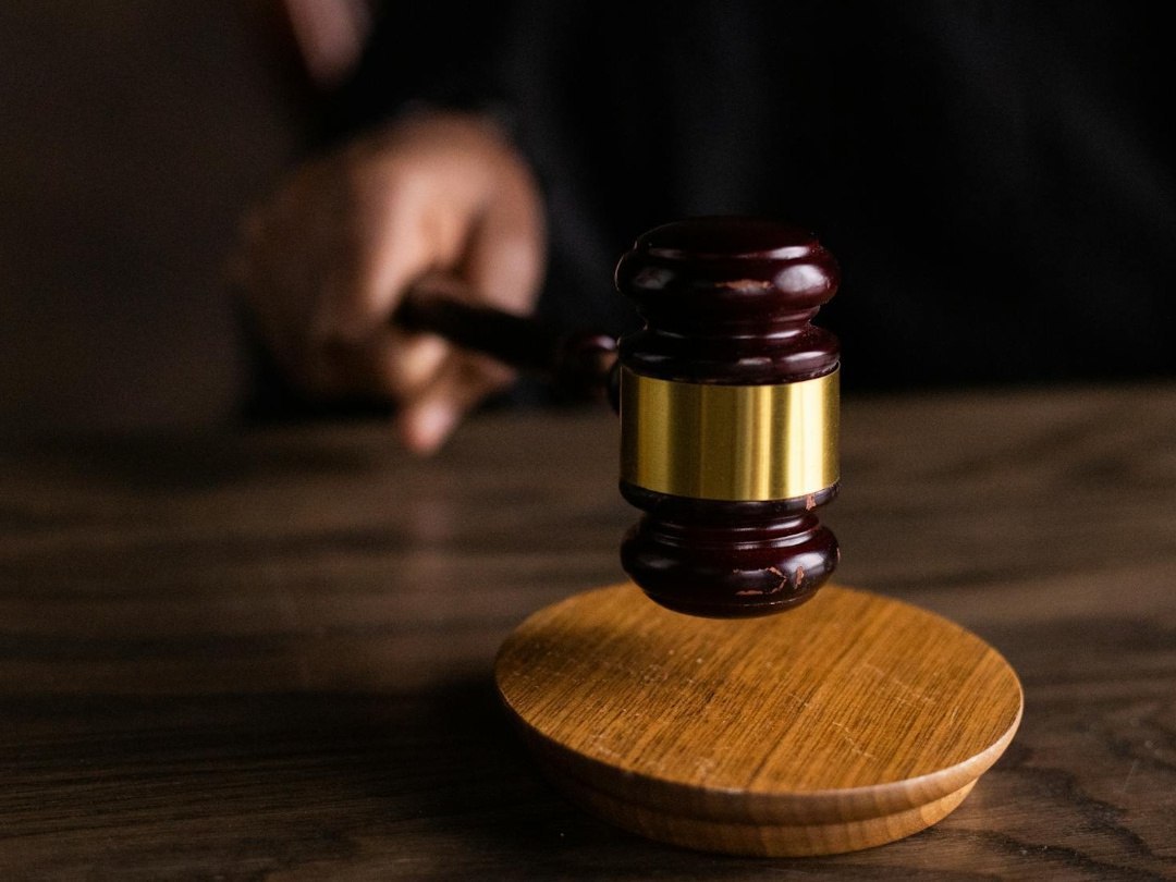 Прокуратура утвердила обвинение замначальника управления государственной охраны объектов культурного наследия на Кубани Октябрьский районный суд Краснодара рассмотрит уголовное дело в отношении заместителя начальника управления государственной охраны объектов культурного наследия администрации Краснодарского края 53-летней Нателы Бирюковой. Ее обвиняют по ч. 3 ст. 285 УК РФ. Ущерб от действий чиновницы оценивается не менее чем в 322 млн рублей.