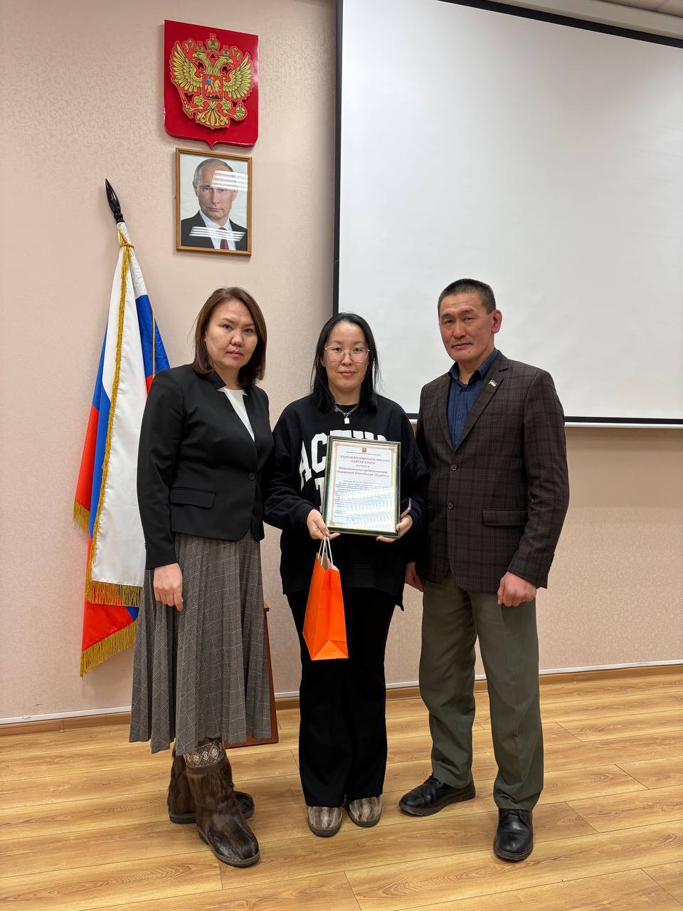 Сегодня в администрации округа состоялось очередное чествование Благодарственные письма Главы округа получили волонтёры и предприниматели которые приняли участие в благотворительном концерте Вместе к Победе и внесли весомый вклад в поддержку наших земляков воинов находящихся на передовой В их адрес прозвучали слова благодарности за энергию время и ресурсы отданные общему делу за проявленную инициативу милосердие и активную жизненную позицию