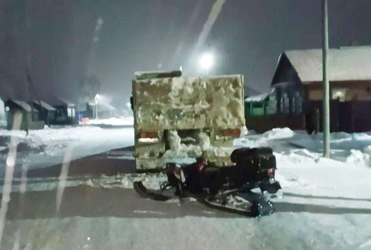 В Балахтинском районе мужчина на снегоходе влетел в стоящий грузовик и погиб Вечером в воскресенье 7 декабря в селе Тюльково Балахтинского района произошло ДТП в котором погиб человек сообщили в ГАИ По предварительной информации 35 летний водитель снегохода Stels передвигался по улице Ленина не справился с управлением и совершил наезд на припаркованный грузовой автомобиль Volvo с прицепом В результате аварии от полученных травм водитель снегохода скончался по пути в больницу Установлено что погибший находился за рулем незарегистрированного снегохода при этом не имея права управления этим видом транспорта Сотрудники полиции продолжают выяснять все обстоятельства произошедшего Newslab в ТГ МАХ ОК ВК Дзен Буст