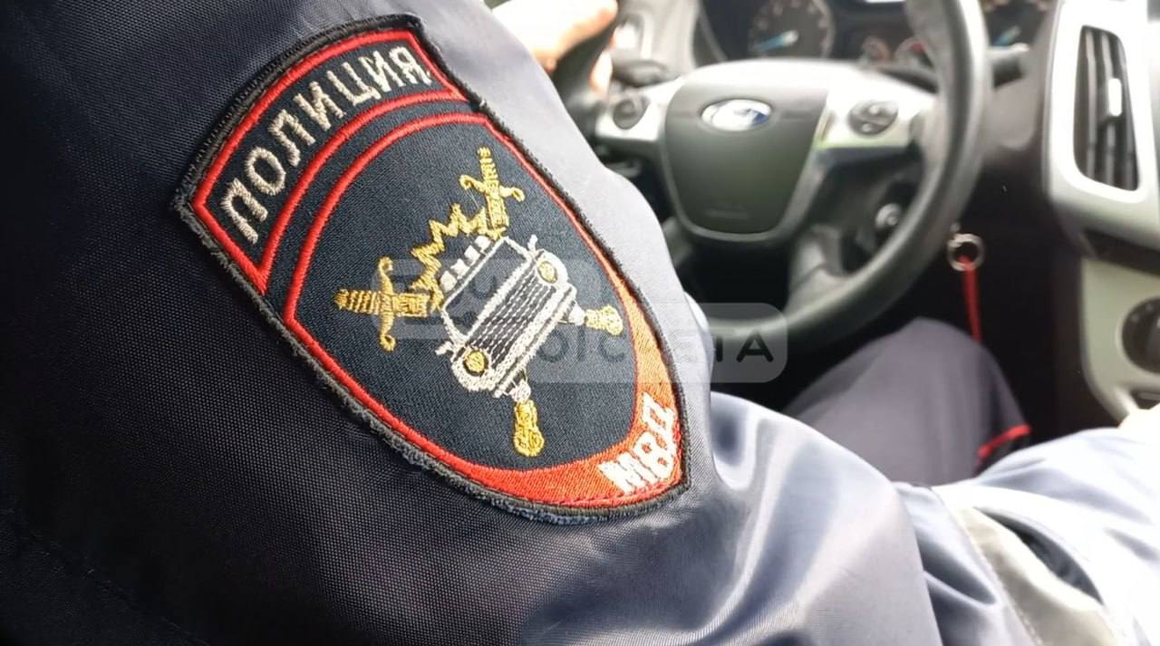 Пьяный сахалинец пытался проникнуть в воинскую часть - на месте работала полиция Нетрезвый мужчина в Корсаковском районе хотел попасть в воинскую часть. На место вызвали правоохранителей, но дебошир оказал сопротивление. В пресс-службе районного суда сообщили, что правоохранители просили островитянина проследовать в отдел полиции, но тот каждый раз отказывался. Тогда стражам порядка пришлось применить физическую силу. “Мужчине это не понравилось, и он два раза толкнул ладонями правоохранителя в область грудной клетки”, - сообщили в суде. За применение насилия в отношении представителя власти сахалинца осудили по ч. 1 ст. 318 УК РФ. Ему назначили лишение свободы условно на срок 2 года и 6 месяцев.