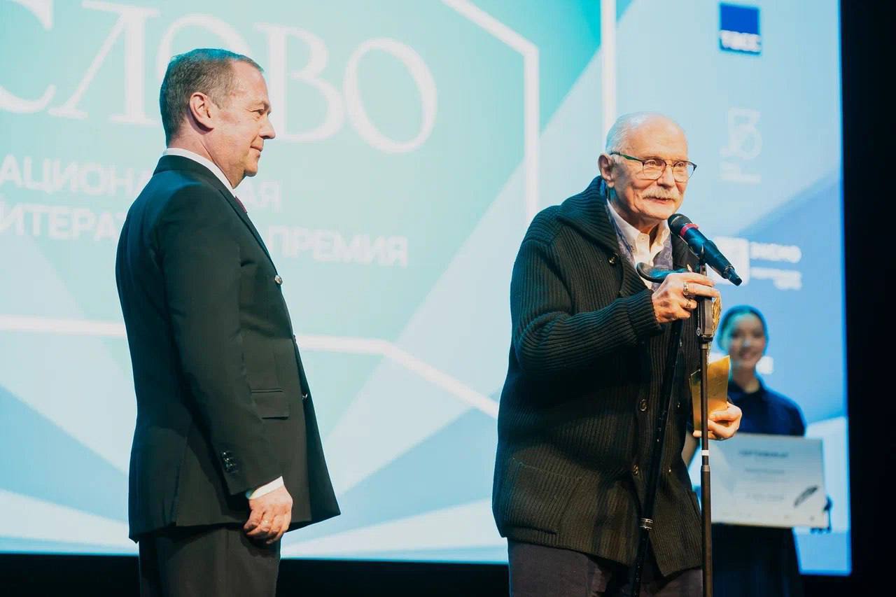 Стали известны победители премии Слово Она прошла при поддержке ПФКИ Национальная литературная премия Слово объявила победителей Церемония награждения прошла в Театре на Малой Бронной В номинации Проза в категории Мастер победу одержал Захар Прилепин за роман Тума В категории Молодой автор 18 27 лет лауреатом стала Варвара Заборцева со сборником повестей и рассказов Береги косу Варварушка В номинации Поэзия в категории Мастер победителем признан Игорь Волгин за сборник Прикосновенный запас В категории Молодой автор награду получил Амир Сабиров за поэму Ноябрь Маргарита Симоньян получила спецприз жюри Национальной литературной премии Слово за книгу Сначала было Слово в конце будет Цифра Читали Это наша общая книга с Тиграном С моей мамой с моей второй мамой свекровью и она дает нам силу жить и понимать что Бог есть а смерти нет Победители премии по другим номинациям Художественный перевод Мастер Марина Калюбакина автор Залму Батирова перевод с аварского произведения Хунзахская ханша Трагедия Молодой автор Анжелика Эверстова автор Наталья Харлампьева перевод с якутского Прозрачное письмо Документальная литература Мастер Святослав Рыбас Екатерина Рыбас книга Сталин Немыслимая судьба Молодой автор Дмитрий Корнилов Русский вальс на африканских просторах или подлинная история создателя первой ЧВК Драматургия Мастер Юрий Поляков пьеса Ангел влияния ТД Белый город АНО Театр Студия Всеволода Шиловского Молодой автор Рената Насибуллина Цветок папоротника Туймазинский государственный татарский драматический театр Литературная критика творческий коллектив Литературной газеты Награду получил главный редактор Максим Замшев Мастера в номинациях Проза Поэзия и Документальная литература получают по 3 млн руб Молодые авторы по 1 млн руб Гран при премии получил Никита Михалков Приз режиссеру вручил замглавы Совбеза РФ Дмитрий Медведев Народный артист РСФСР пожертвует денежный приз в размере 3 млн рублей на нужды СВО Национальная литературная премия Слово проводится при поддержке Президентского фонда культурных инициатив Ее учредители Российский книжный союз и Союз писателей России Подписывайся на Культурную волну в MAX