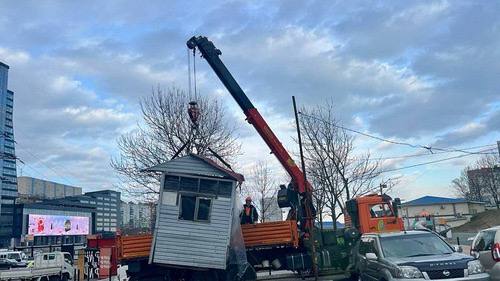 Ваша участь — демонтаж: шлагбаумы, гаражи и прочие конструкции сносят во Владивостоке     В городе ежедневно демонтируют незаконные гаражи, шлагбаумы, павильоны, рекламные конструкции и другие объекты. По данным мэрии, за неделю убрали более 30 построек общей площадью свыше 200 квадратных метров.    На улице Шошина, 5, вывезли девять гаражей, а также убрали незаконные постройки на улицах Марченко, Тобольской и других. Сложные объекты разбирают вручную, если спецтехника не может проехать.    Убраны рекламные конструкции на Военном шоссе, Океанском проспекте и других улицах. Общая площадь снесенных рекламных объектов составила от 0,5 до 4 квадратных метров.      За неделю вывезли 17 машин строительного мусора и 194 старые покрышки.