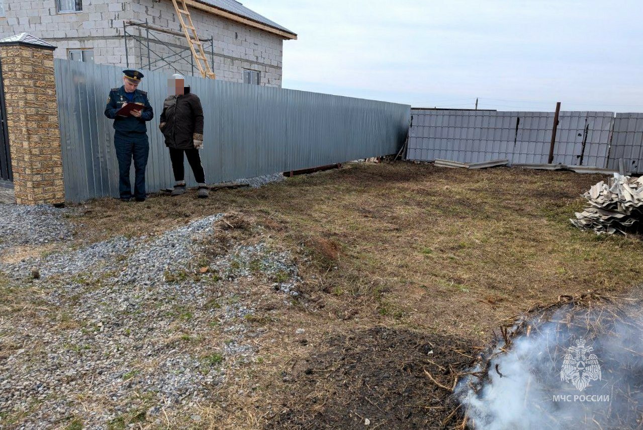 Подожгла, но о последствиях не подумала! Патрульно-контрольной группой в деревне Боровое Красноармейского района выявлен нарушитель. Местная жительница сжигала траву за своим участком, огонь в любой момент мог перекинуться на соседние постройки. Также не была очищена территория возле костра. Первичные средства пожаротушения и средства связи отсутствовали. В отношении женщины составлен протокол, ей грозит крупный штраф. Сотрудники МЧС России напоминают: за нарушение правил пожарной безопасности предусмотрена административная ответственность на граждан от 5 до 15 тысяч рублей . Сжигать сухую траву можно, но только на своем участке и соблюдением всех мер предосторожности: костры разводи на очищенной территории радиус очистки 10 метров и минимум 15 метров от строений; сжигание в бочках радиус очистки 5 метров и минимум 7,5 метров от построек; мангал радиус очистки 2 метра и минимум 5 метров от построек; телефон, вода и огнетушитель всегда под рукой! Безопасность начинается с тебя!