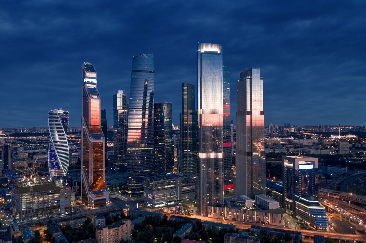 cre news РЖД готовит к продаже Moscow Towers РЖД планирует выставить на продажу около 360 тыс кв м офисных площадей в башнях Moscow Towers в Москва Сити рассчитывая выручить за актив не менее 220 млрд рублей для снижения долговой нагрузки Подробнее   cre ru news 100960