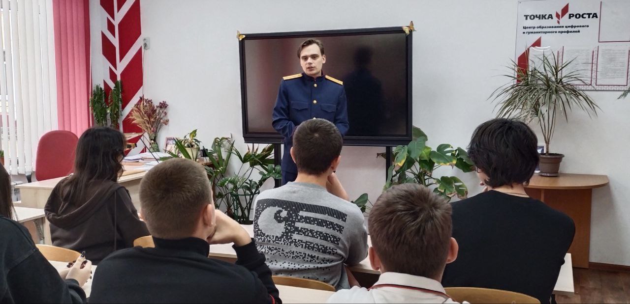 Следователь регионального управления СКР провёл профориентационную встречу с десятиклассниками Нехаевской школы Старший следователь четвертого отдела по расследованию особо важных дел о преступлениях прошлых лет следственного управления Следственного комитета Российской Федерации по Волгоградской области старший лейтенант юстиции Сергей Андреевич Епифанов провёл профориентационное занятие для учащихся 10 ых классов Муниципального казённого общеобразовательного учреждения Нехаевская средняя школа Нехаевского муниципального района Встреча состоялась в рамках Всероссийского проекта Россия мои горизонты Офицер Следственного комитета России подробно рассказал о своей профессии о специфике расследования преступлений и особенностях взаимодействия со свидетелями и потерпевшими в том числе несовершеннолетними Отдельное внимание он уделил наиболее распространённым видам преступлений которые совершают подростки Сергей Андреевич подчеркнул важность правовой грамотности внимательного отношения к своему поведению в сети и реальной жизни а также ответственности предусмотренной законом Следователь отметил что знание закона и ответственное поведение в повседневной жизни и интернет среде являются ключевыми факторами позволяющими молодёжи избежать рисков и сделать осознанный выбор будущей профессии Такие встречи способствуют формированию у школьников понимания значимости работы следователей и укреплению доверия к правоохранительной системе