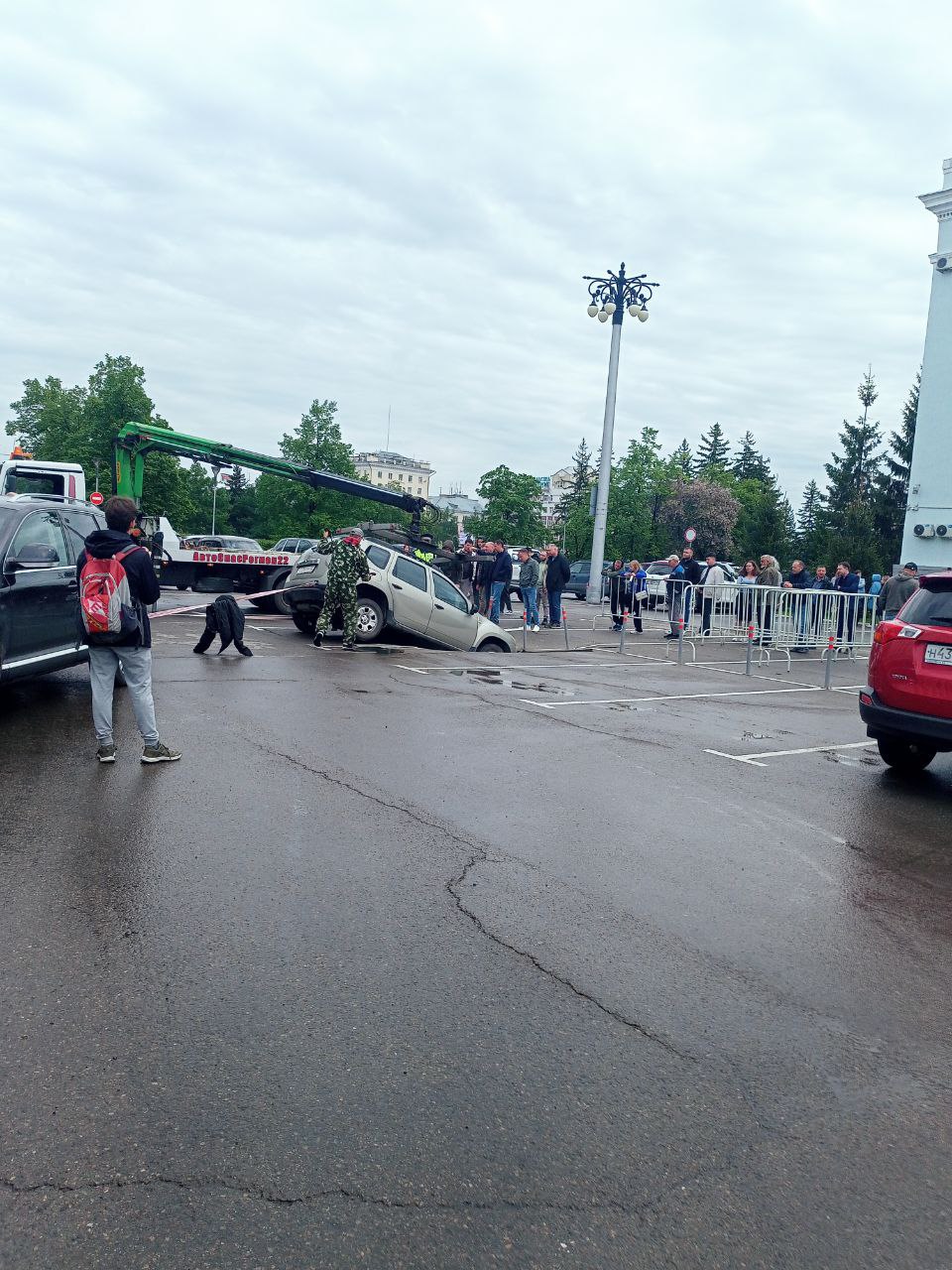 Коммунальные службы приступают к устранению аварии у корпуса Алтайского государственного университета на проспекте Ленина. По данным филиала Сибирской генерирующей компании, в ходе опрессовки сетей 13 мая выявлено повреждение магистрали между корпусом «Л» АлтГУ по адресу проспект Ленина, 61 и Площадью Советов. В результате повреждения образовалась промоина и просадка асфальта под припаркованным автомобилем вблизи поста охраны. На текущий момент место просадки вблизи магистрали огорожено. Автомобиль эвакуировали. После этого коммунальные службы проведут оценку повреждений и приступят к устранению порыва.
