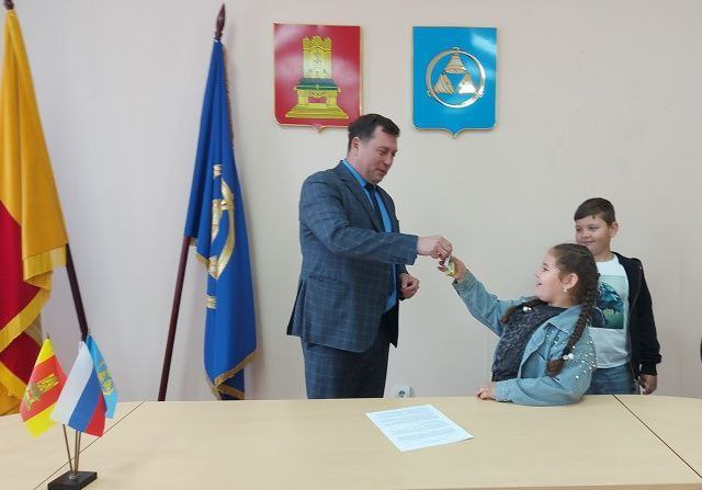 Никогда такого не было и вот опять: в Тверской области в Бологовском округе цыганской семье вручили ключи от трёхкомнатной квартиры.   Местные жители в ярости.   Жена военнослужащего пишет, что их семья находится в очереди уже 7 лет, кто-то несколько лет ждёт жильё по программе переселения из аварийного жилья.   На скриншотах только некоторые комментарии к новости.  Сообщает тг канал Мясорубка    Подписаться