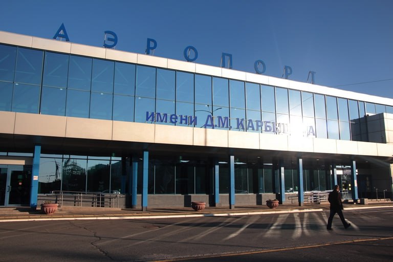 Отпуск отложен: в Омске задержали несколько рейсов на популярные курорты Сегодня, 24 июня, из омского аэропорта не смогли вовремя вылететь четыре самолета. В основном перебои наблюдались с авиасообщением с Сочи, а максимальное время задержки пока составило 4 часа. Так, рейс «Уральских авиалиний» должен был вылететь в 04:05, но в воздух борт поднялся лишь в 05:52. То есть задержка составила почти 2 часа. Другой самолет, принадлежащий авиакомпании «Россия», вылет которого был назначен на 07:20, еще не вылетел. По состоянию на 10:00 вылет предварительно назначен на 11:10. По этой информации рейс задержан минимум на 4 часа. Еще один борт до Сочи должен был подняться в воздух 08:35, однако полет начал лишь в 09:35. Рейс обслуживается авиакомпанией «Северный ветер». Также вовремя не смог вылететь самолет до Москвы. Рейс «Аэрофлота», вылет которого назначен на 08:05 задержался до 08:37.