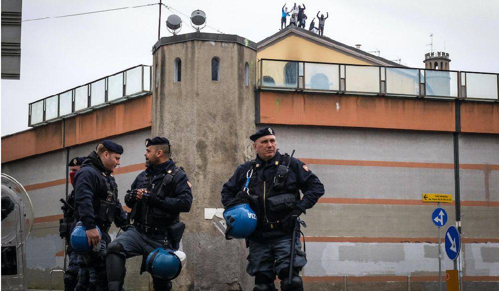 В Италии обсуждают план по освобождению 10 тысяч заключенных в связи с переполнением тюрем.  Информацию об этом озвучило Министерство юстиции страны.  Предполагается, что эта мера затронет осужденных, отбывающих срок менее двух лет и не имеющих нарушений дисциплины за последний год.