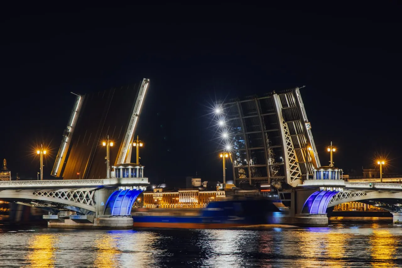 В Петербурге в ночь на 10 апреля начнется сезон разводки мостов В Санкт Петербурге в ночь с 9 на 10 апреля официально стартует сезон регулярной разводки мостов Как сообщает пресс служба Смольного первыми к работе в навигационном режиме приступят Дворцовый и Троицкий мосты С 20 апреля к ним присоединятся переправы через Большую Невку Процесс разводки переправ синхронизируется с графиком движения судов по рекам и каналам города а также зависит от погодных условий и заявок В городской администрации подчеркнули что возможны корректировки  Навигационный период для регулярной разводки мостов по Неве Большой и Малой Неве уже много лет начинается 10 апреля и заканчивается 30 ноября Для мостов через Большую Невку период навигации начнется 20 апреля и продлится до 15 ноября СПб ГБУ ГТИБ Telegram Max