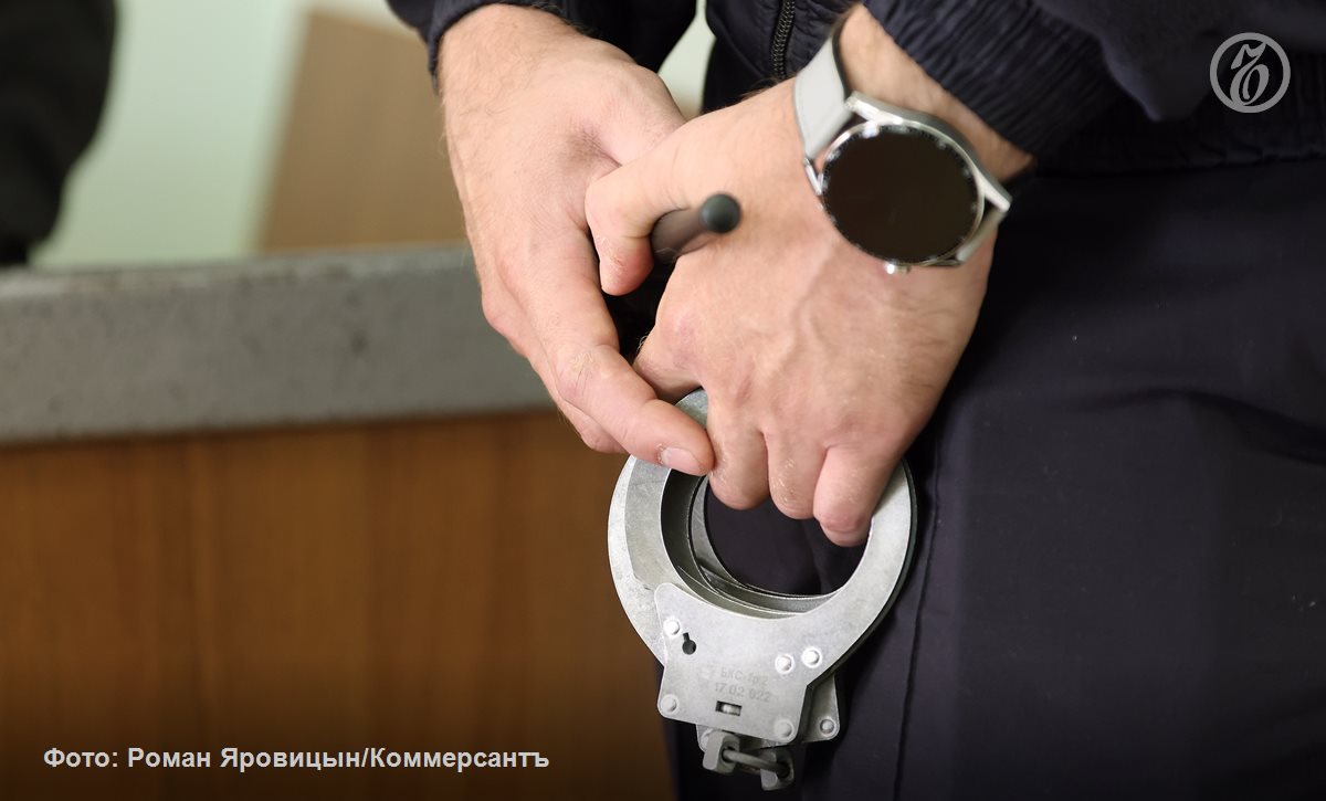 В Иркутске завершено рассмотрение уголовного дела о взятках сотрудников ДПС В качестве фигурантов проходили десять человек Они обвинялись в получении даче и посредничестве в даче взяток Деньги предназначались за беспрепятственный проезд лесовозов через стационарный пост ДПС в Иркутске Однако реальный срок наказания получила лишь женщина посредник Ее приговорили к восьми годам лишения свободы отбывать которые она начнет в 2038 году когда ее ребенку исполнится 14 лет Еще трое взяткодателей были осуждены условно и к штрафам Главные же фигуранты уголовного дела экс полицейские обвиняемые в получении 5 млн руб отправились на СВО Пост Дальний в Иркутске на котором они работали закрыт Подписывайтесь на Ъ Оставляйте бусты