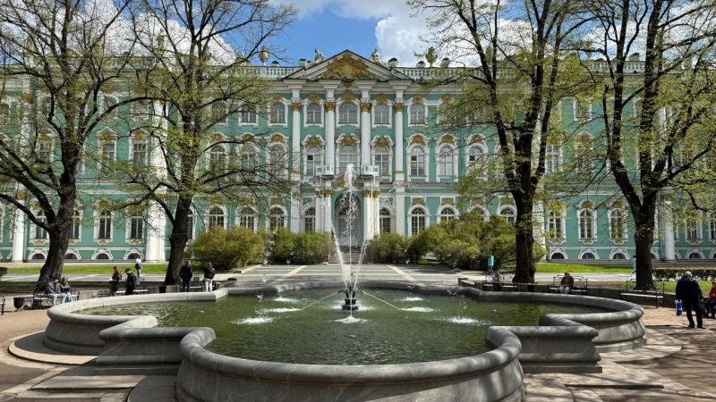 Как будут функционировать петербургские фонтаны во время "Алых парусов" В субботу, 28 июня, когда пройдет масштабный праздник выпускников в Северной столице, фонтаны в центре города будут функционировать круглые сутки. Об этом рассказали в пресс-службе Комитета по энергетике и инженерному обеспечению Санкт-Петербурга. В ночь с 28 на 29 июня водные конструкции дополнят атмосферу торжественного мероприятия для тех, кто закончил школу. Посмотреть на эффектные фонтаны будет возможность в следующих местах: • Фонтан у здания Эрмитажа Дворцовая набережная, 38 ; • Фонтан у Адмиралтейства Адмиралтейский проспект, 3 ; • Фонтан на Манежной площади; • Фонтан "Шар" Невский проспект, 56 ; • Фонтан у Казанского собора Казанская площадь, 2 .